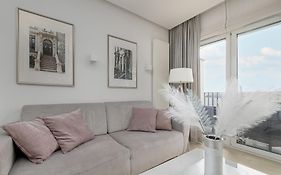 Elegant Apartment with Balcony Near Poniatowski Park Łódź by Noclegi Renters